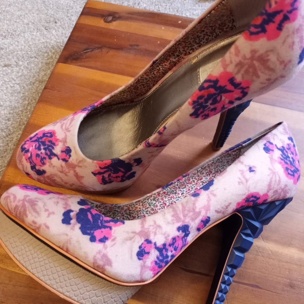 Rachel Roy pink floral heels sz 8.5